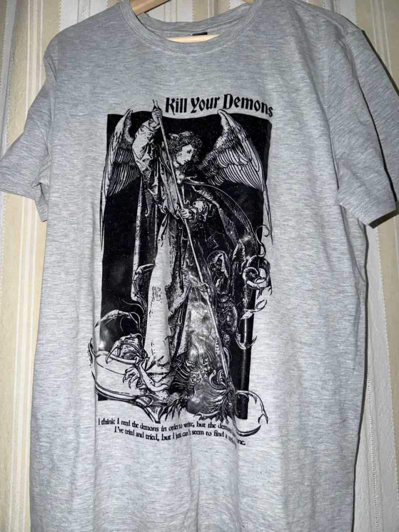 Polera gris con diseño gráfico - 1