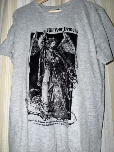 Polera gris con diseño gráfico - miniatura 1