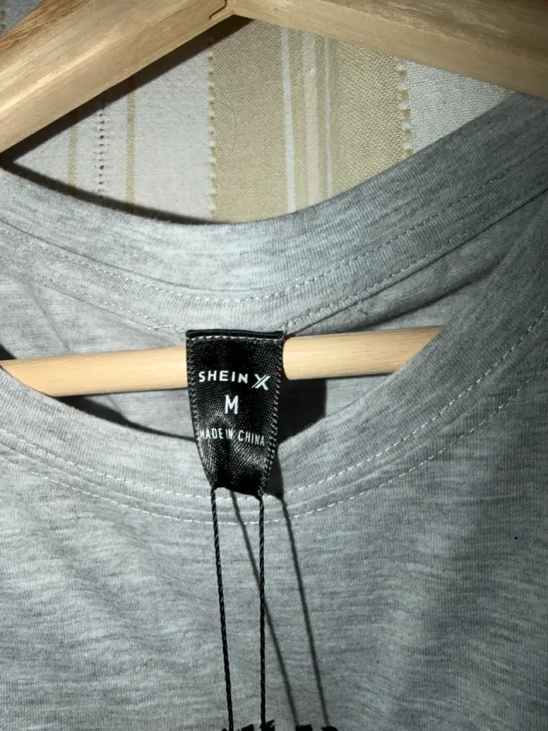 Polera gris con diseño gráfico - 2