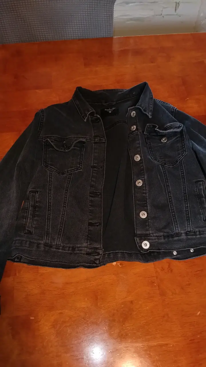 Chaqueta de mezclilla negra