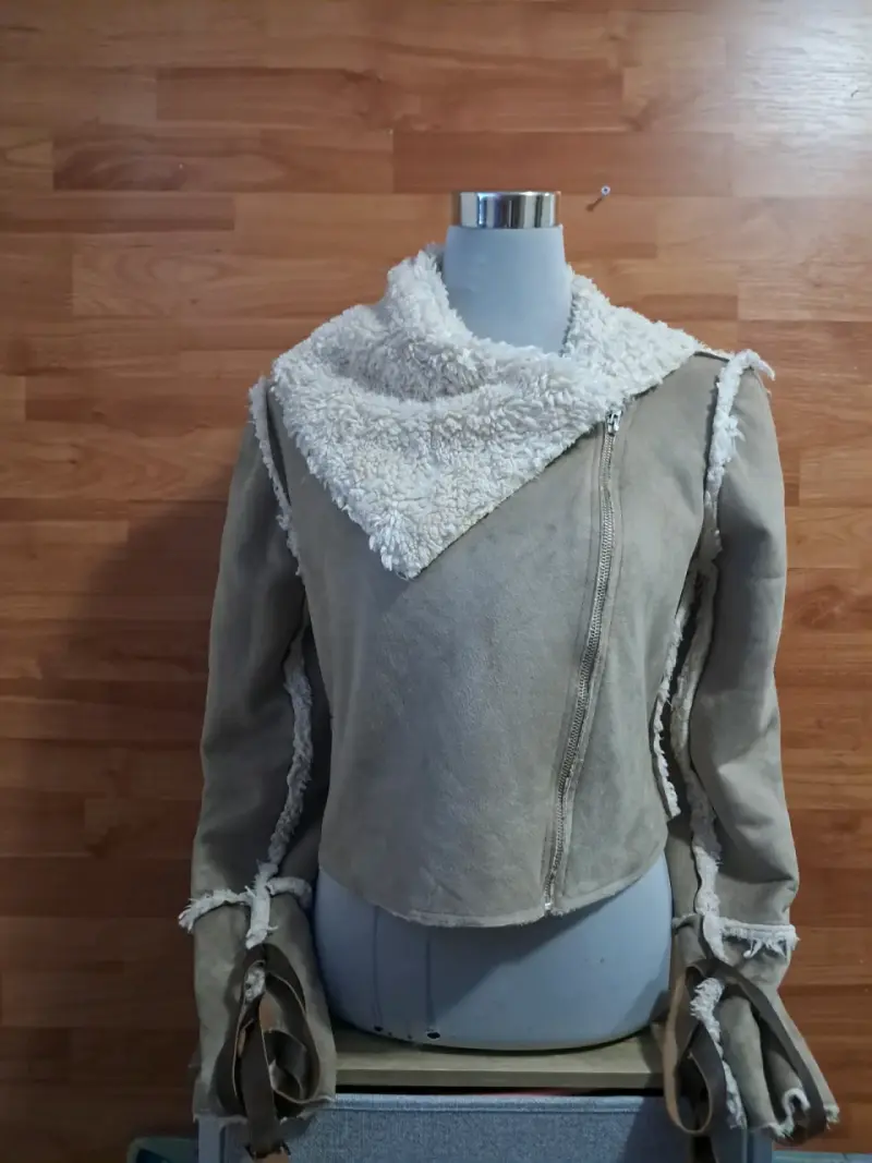 Chaqueta piel sintética beige con borrego - 2