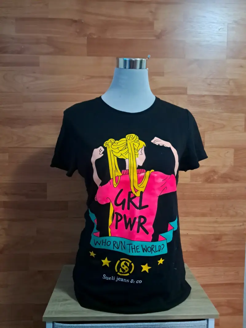 Polera negra estampado GRL PWR