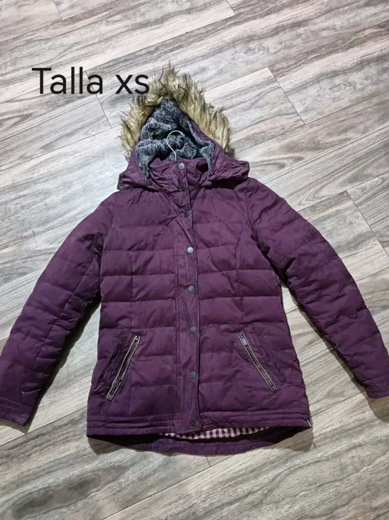 Parka morada con gorro
