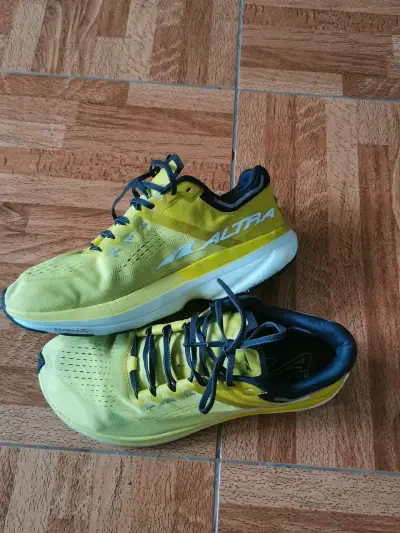 Zapatillas deportivas amarillas - miniatura 1