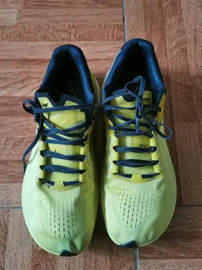 Zapatillas deportivas amarillas - miniatura 2