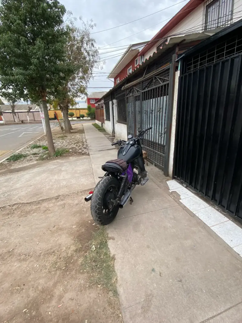 Motocicleta negra usada - 2