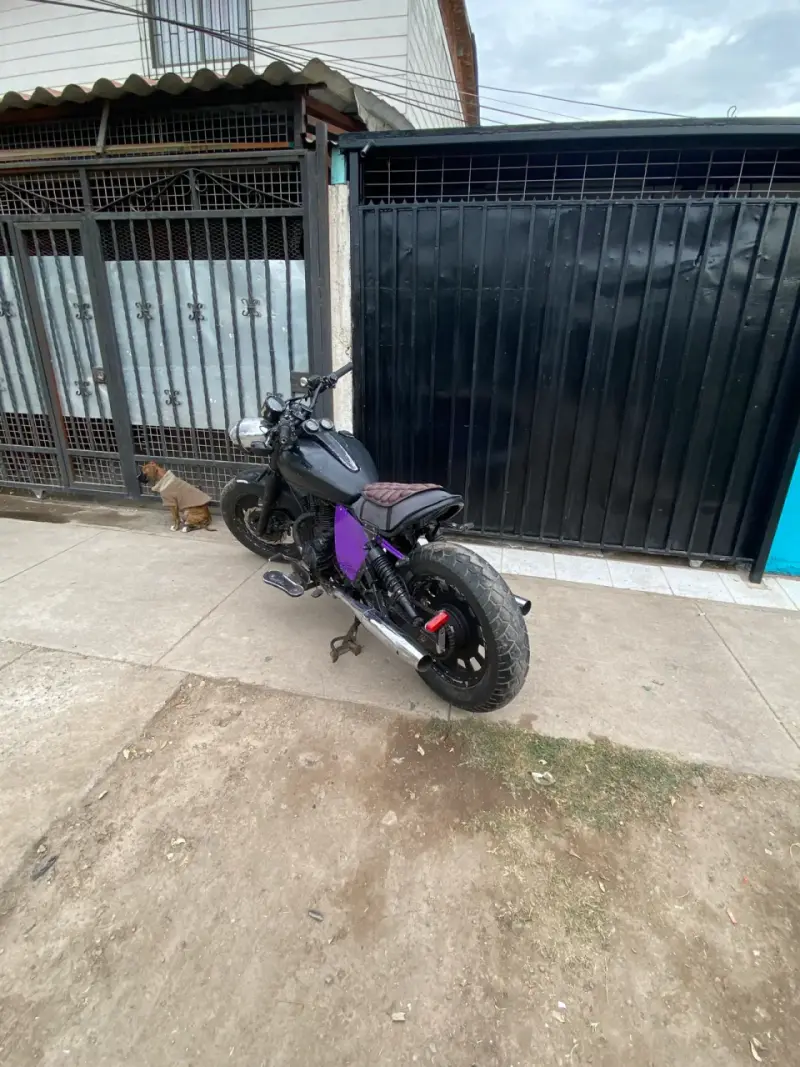 Motocicleta negra usada - 4