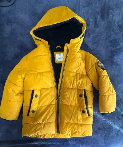 Parka amarilla con capucha - miniatura 1