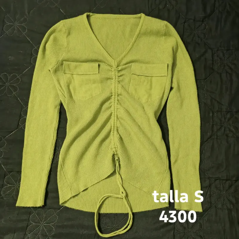 CONVERSABLE, Polera verde con fruncido