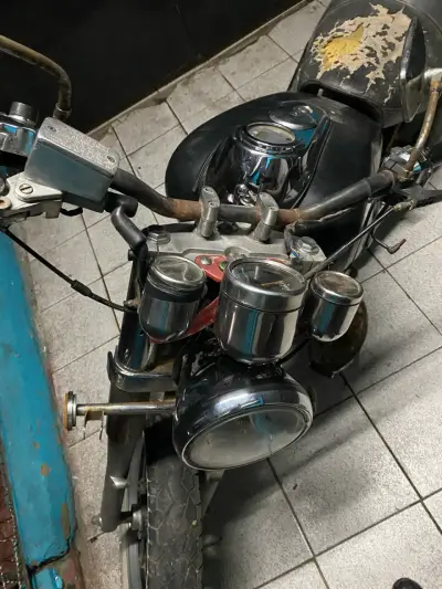 Motocicleta clásica para reponer - miniatura 1