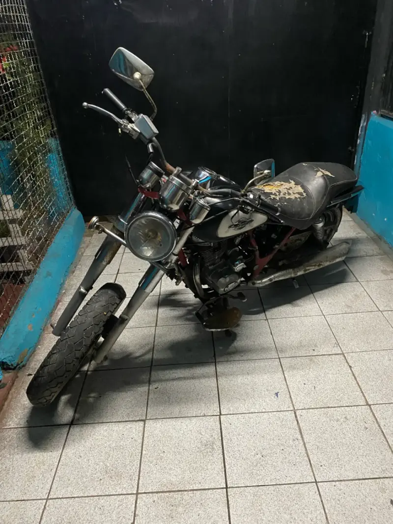 Motocicleta clásica para reponer - 2