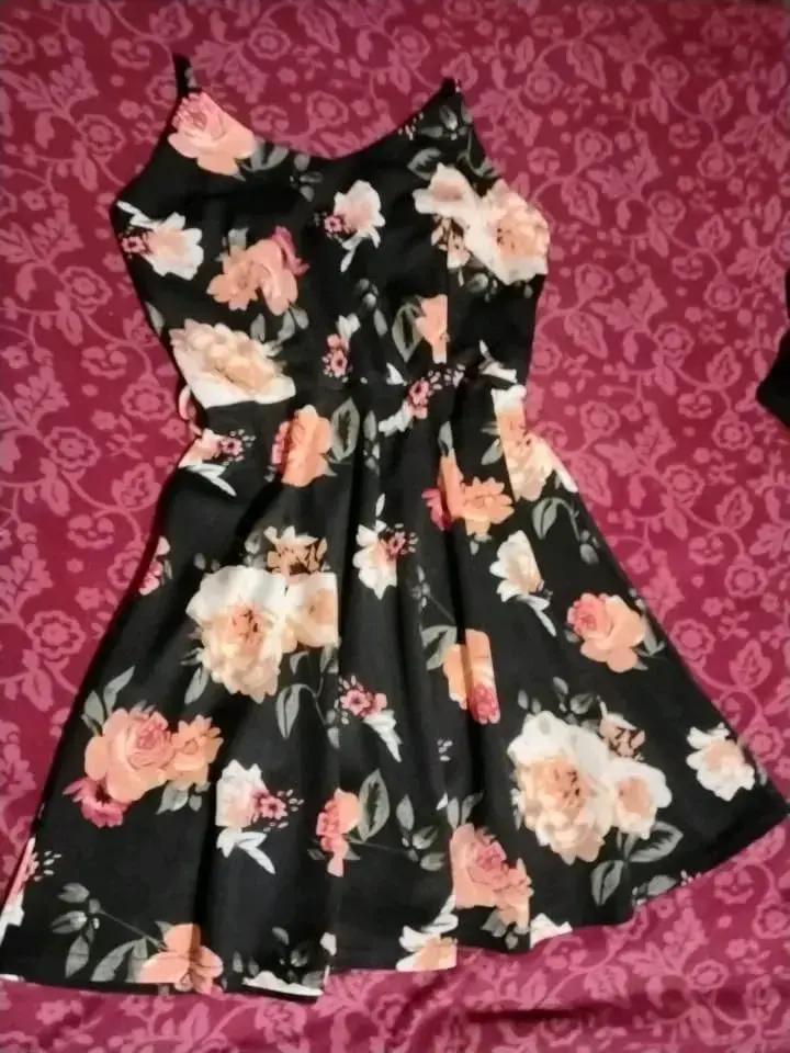 Vestido floreado negro