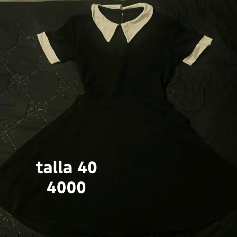 CONVERSABLE, vestido negro con cuello blanco