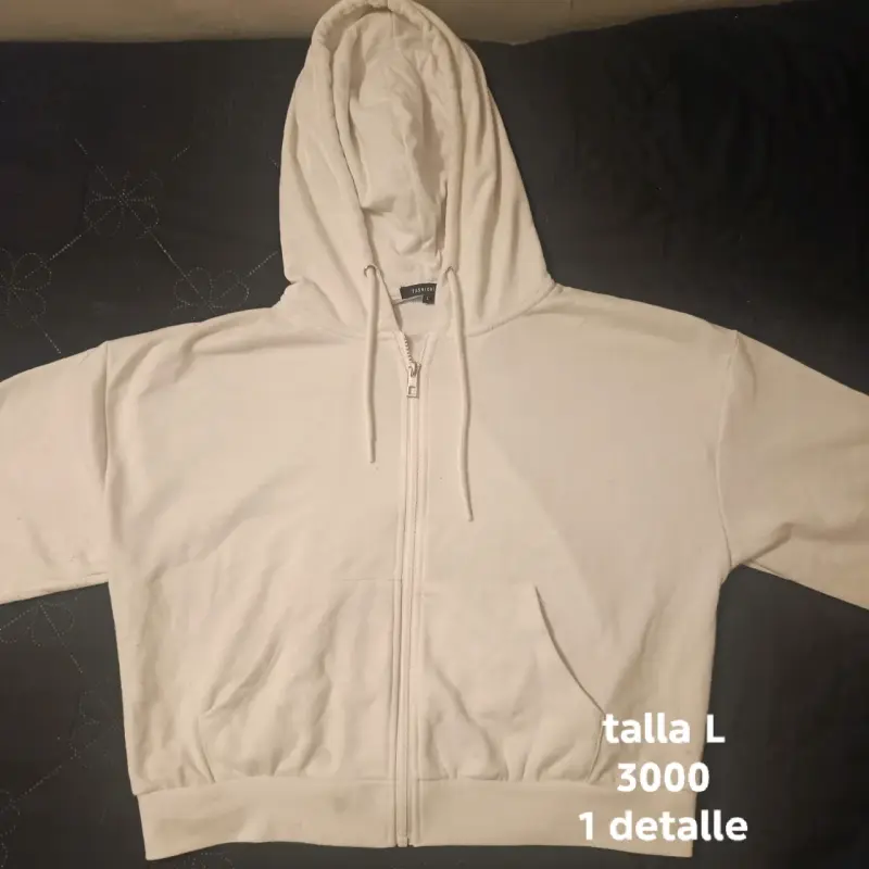 CONVERSABLE, Polerón blanco con capucha
