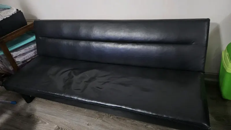 Sofá cama negro de cuero sintético - 1