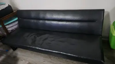 Sofá cama negro de cuero sintético - miniatura 1