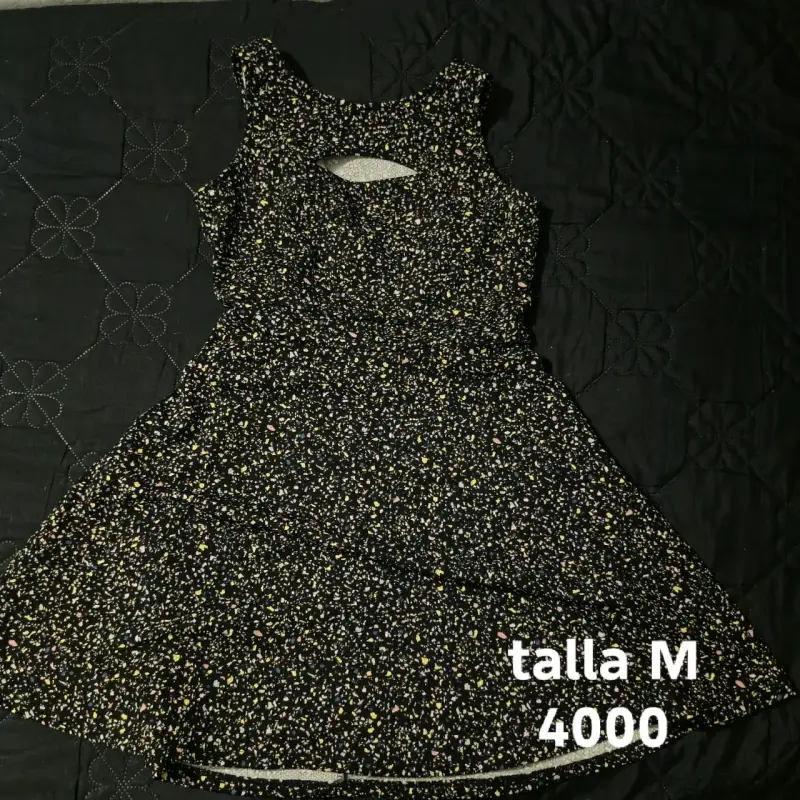 CONVERSABLE, Vestido negro con diseño colorido