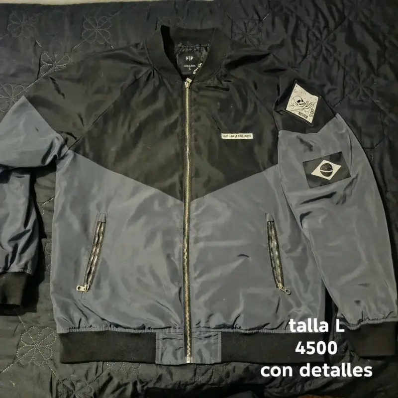 CONVERSABLE, Chaqueta negra estilo bomber