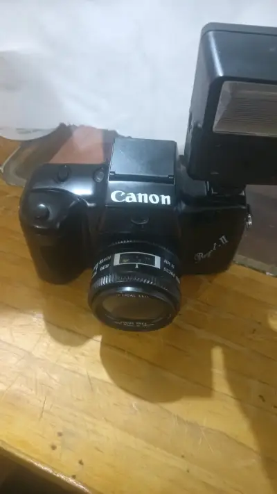 Cámara Canon con flash - miniatura 1