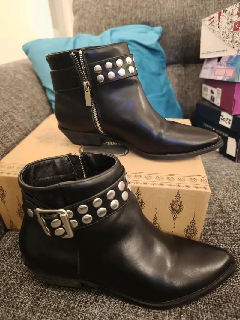 Botines de cuero negro con tachas - 1