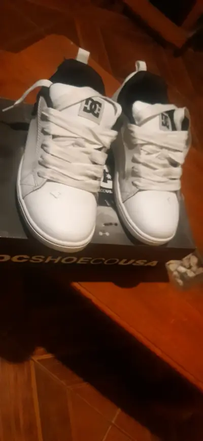 Zapatillas DC blancas  como nuevas - miniatura 1