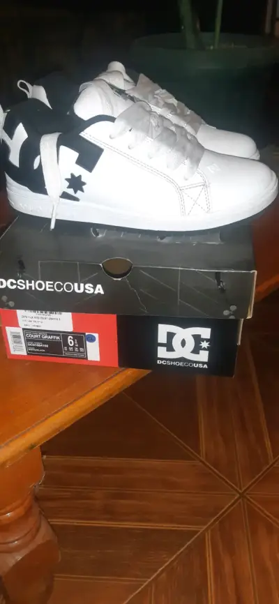 Zapatillas DC blancas  como nuevas - miniatura 2