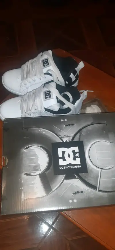 Zapatillas DC blancas  como nuevas - miniatura 4