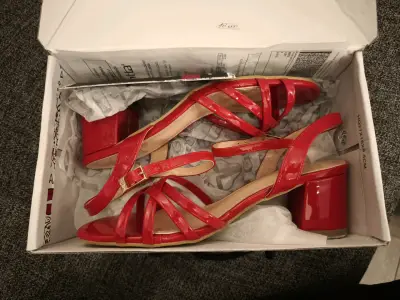 Sandalias rojas de charol - miniatura 2