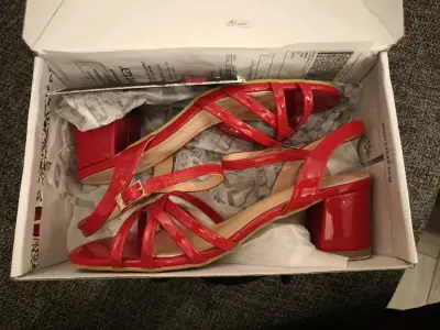 Sandalias rojas de charol - miniatura 3