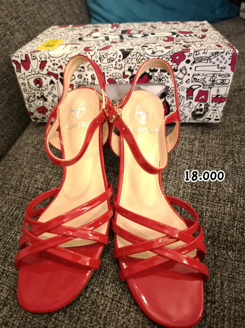 Sandalias rojas de charol - 6