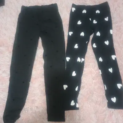 Pantalones negros estampados de corazones - miniatura 1