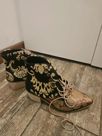 Botines bordados negros y dorados - miniatura 1