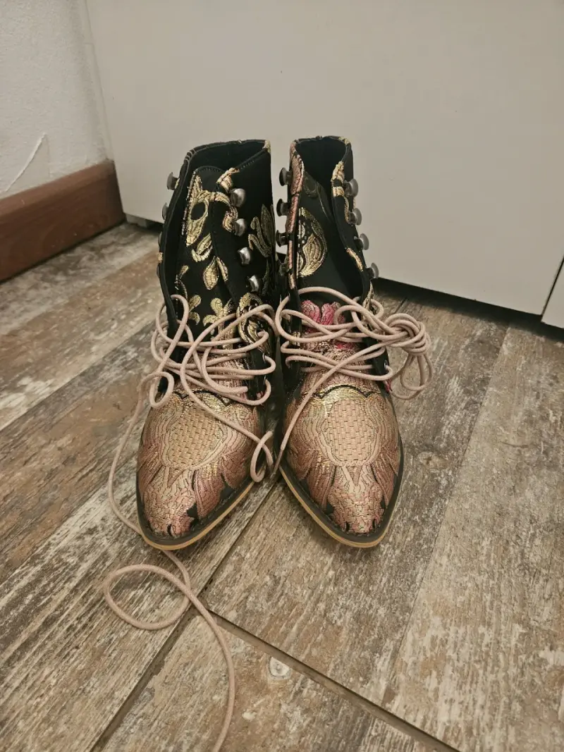 Botines bordados negros y dorados - 2