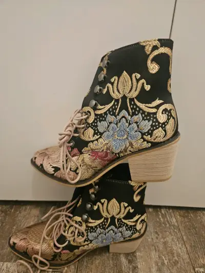 Botines bordados negros y dorados - miniatura 3