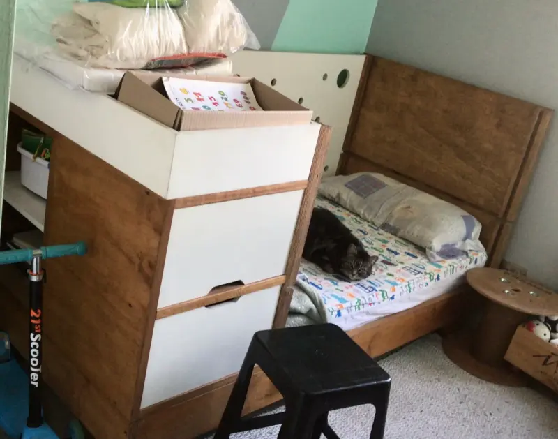 Cuna de madera con cajones,repisas y mudados. - 3