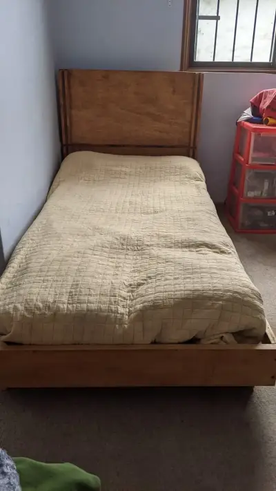 Cuna de madera con cajones,repisas y mudados. - miniatura 5