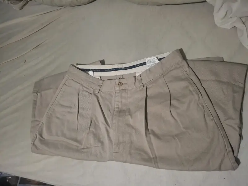 Pantalones beige con pliegues - 1