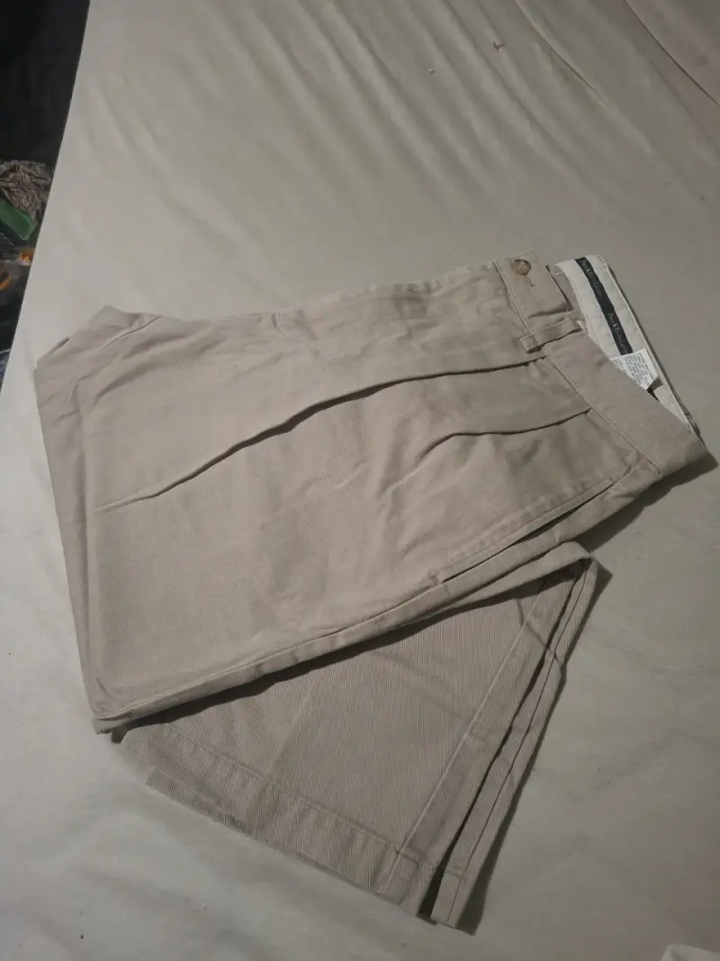 Pantalones beige con pliegues - 2