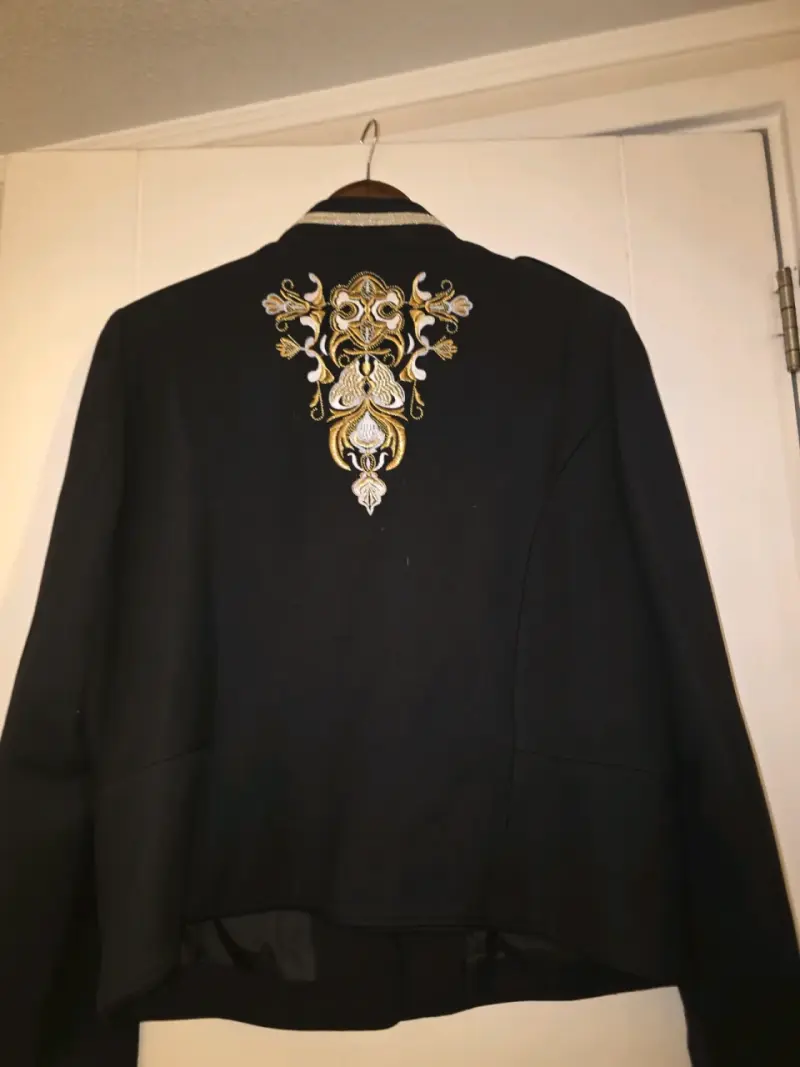 Chaqueta militar negra con broches - 3