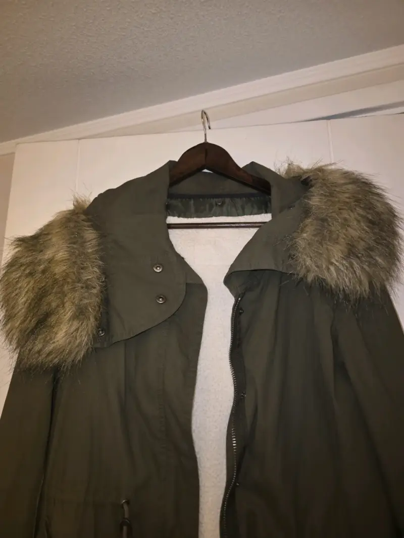 Parka verde con capucha de piel - 2