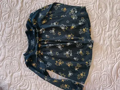 Polera negra con estrellas doradas - miniatura 1