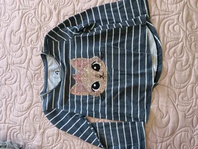 Polera negra con estrellas doradas - miniatura 2
