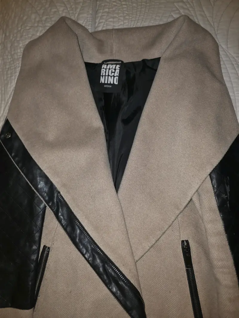 Abrigo beige con detalles negros - 1
