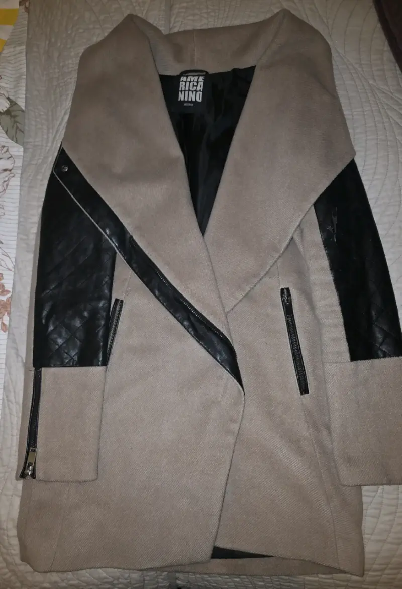Abrigo beige con detalles negros - 2