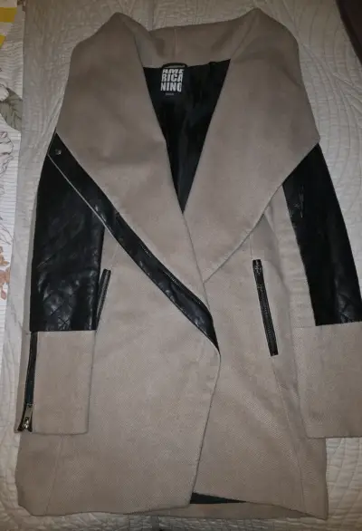 Abrigo beige con detalles negros - miniatura 2