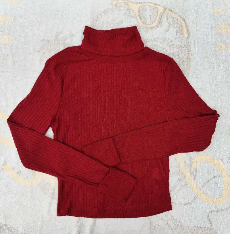 Suéter rojo cuello alto - 3