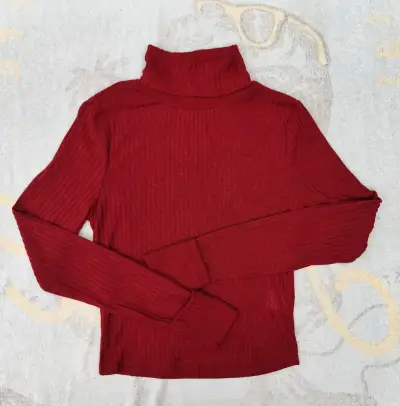 Suéter rojo cuello alto - miniatura 3