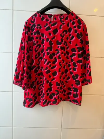 Blusa roja estampado animal print - miniatura 1