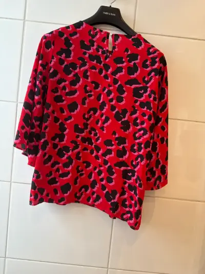 Blusa roja estampado animal print - miniatura 2