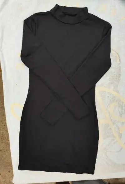 Vestido negro de cuello alto - miniatura 2